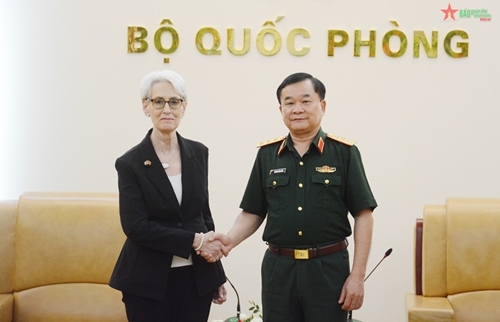Vietnam, U S give priority to promoting cooperation in settlement of war consequences